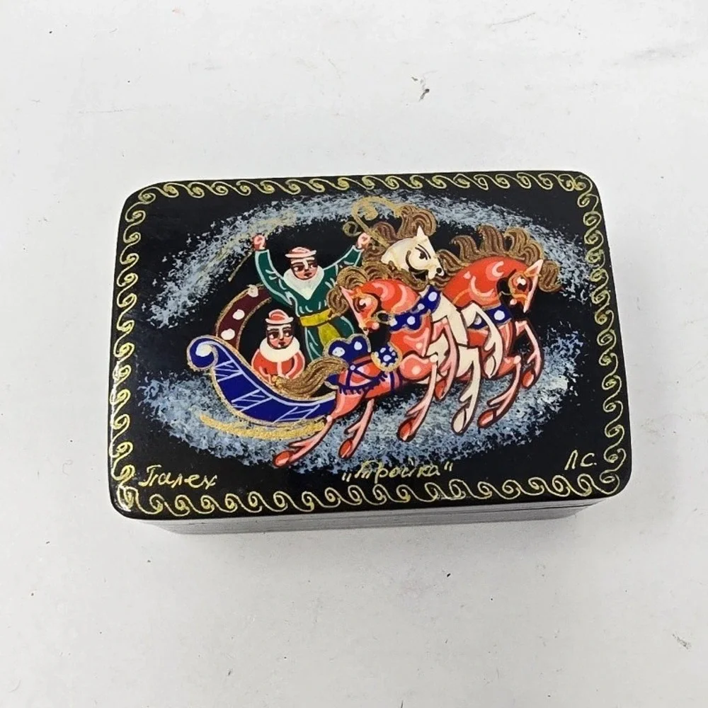 Vtg Russian Lacquer small trinket box‎ hand painted hinged folk art country